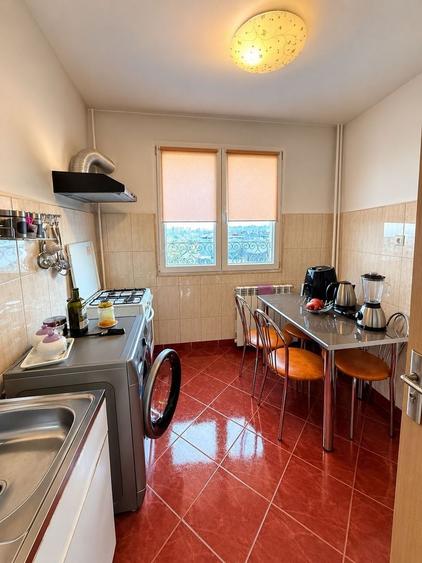 Apartament cu 3 camere semidecomandat în Bucur Obor