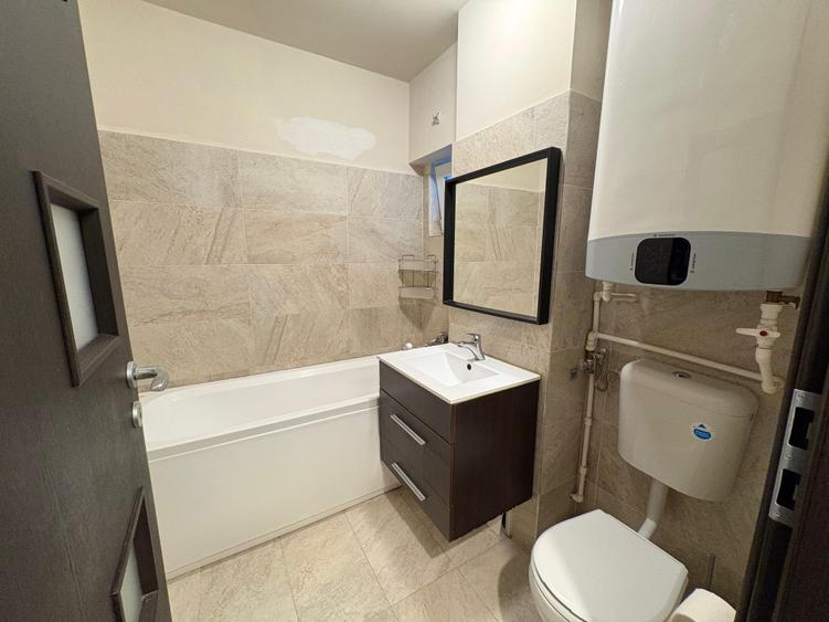 Apartament cu 3 camere semidecomandat în Tineretului