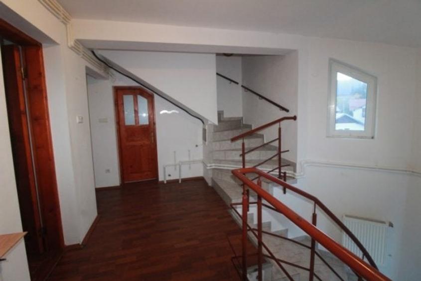 Casă cu 4 camere semidecomandat cu Teren 207 Mp în Central