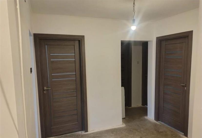 Apartament cu 3 camere decomandat în Aeroport