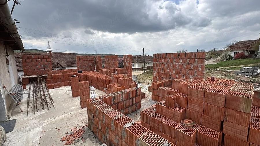 Casă cu Teren 5800 Mp în Păgaia