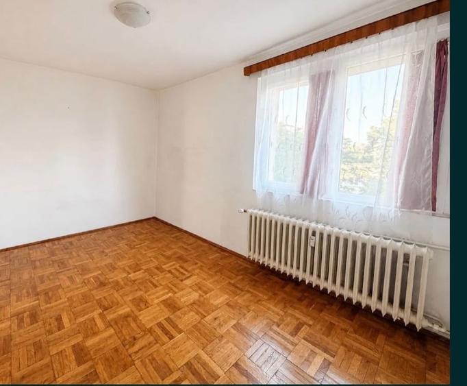 Apartament cu 3 camere semidecomandat în Berceni
