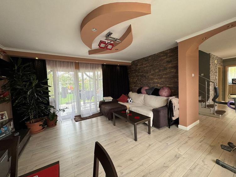 Casă individuală cu 5 camere cu Canalizare în Moșnița Nouă