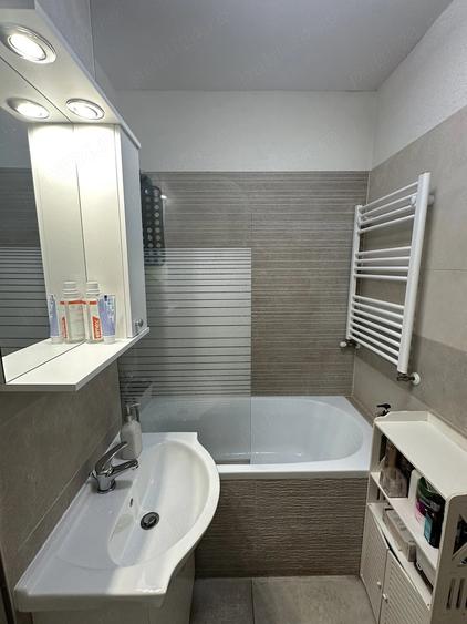 Apartament cu 3 camere semidecomandat în UMT