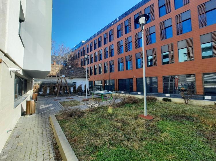 Birou, de 62.900001525879 mp, în Central