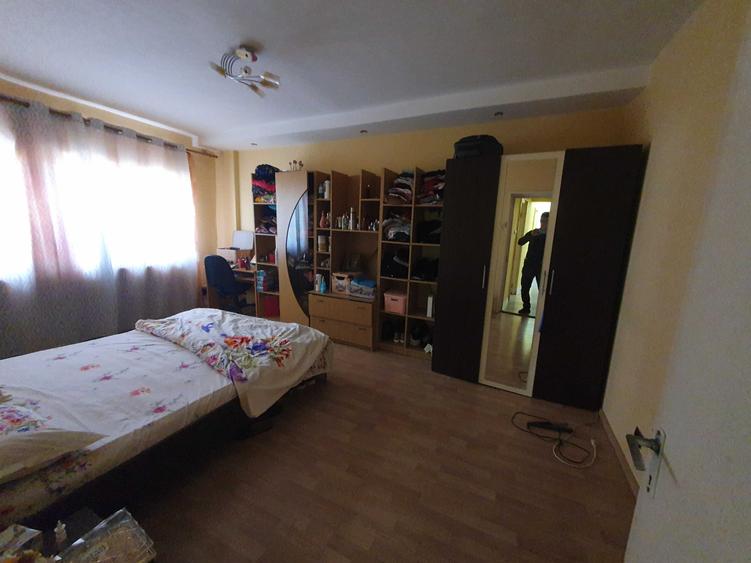 Apartament cu 3 camere decomandat în Cetate