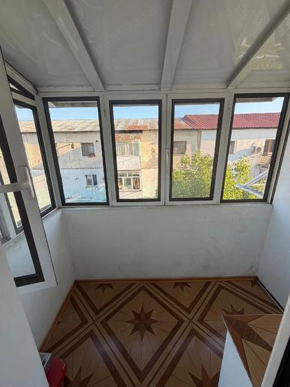 Apartament cu 3 camere semidecomandat în 9 Mai