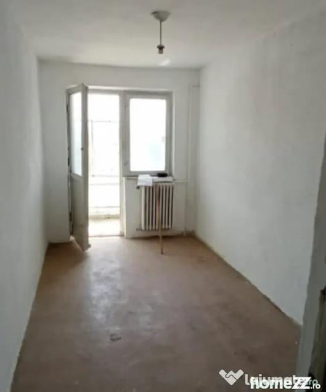 Apartament cu 4 camere semidecomandat în Central