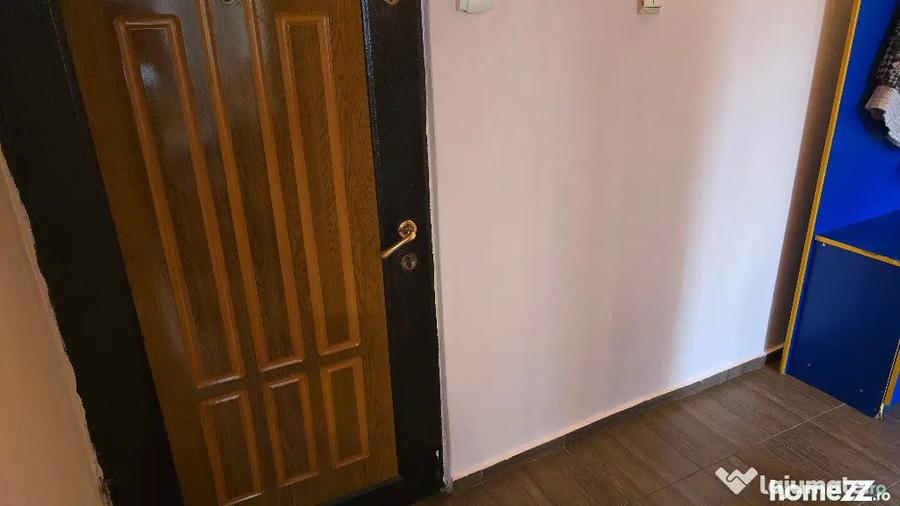 Apartament cu 3 camere semidecomandat în Micro 15
