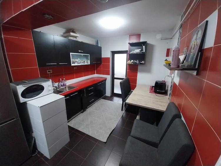 Apartament cu 3 camere decomandat în Nicolina