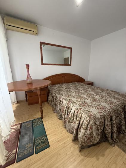 Apartament cu 3 camere decomandat, mobilat în P-ța Victoriei
