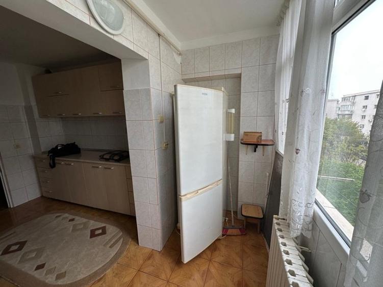 Apartament cu 3 camere decomandat, mobilat în Poarta 6