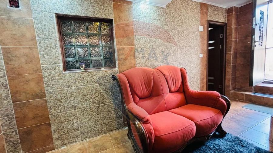 Apartament cu 4 camere decomandat, mobilat în Lazu