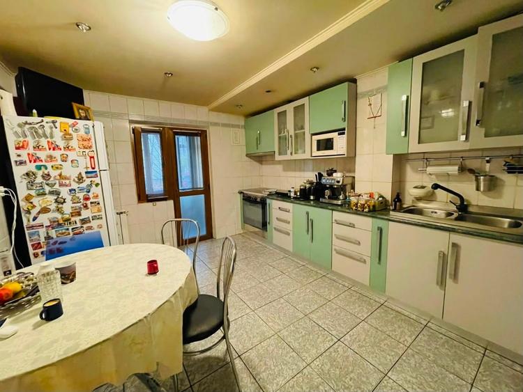 Apartament cu 4 camere semidecomandat în Vitan Mall