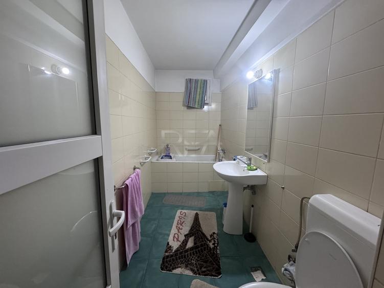 Apartament cu 4 camere decomandat în Titan