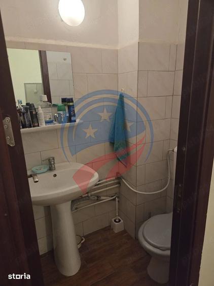 Apartament cu 3 camere decomandat în Rovine
