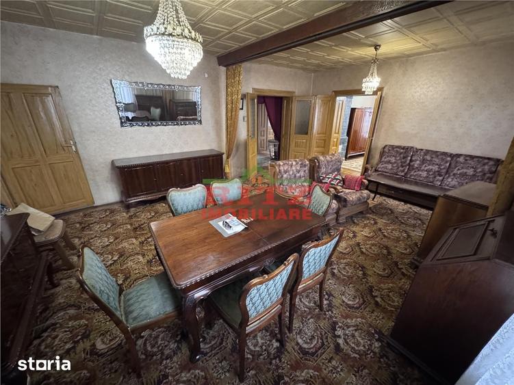 Casă cu 7 camere cu Teren 938 Mp în Central
