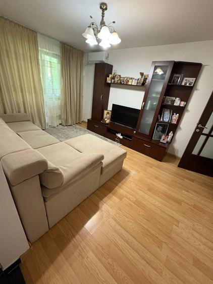 Apartament cu 3 camere semidecomandat în Pantelimon