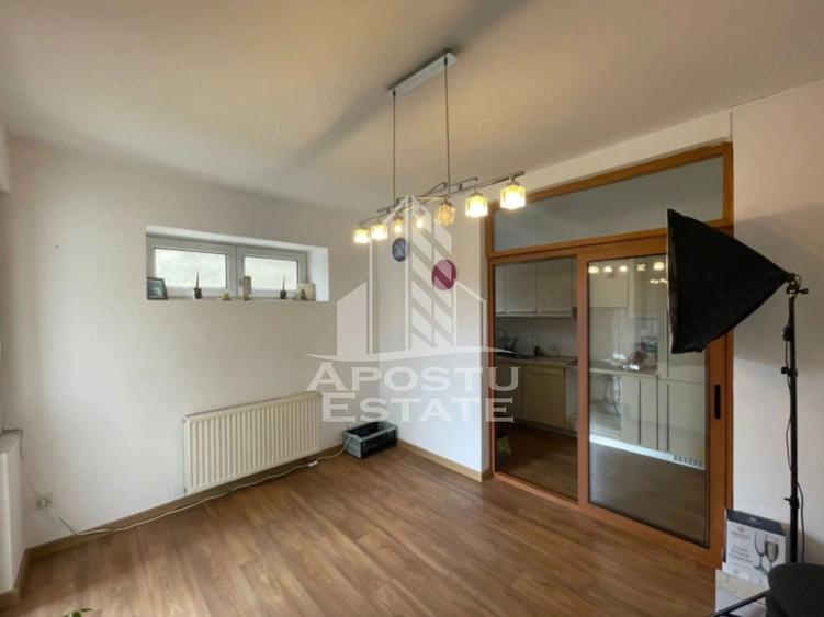 Casă cu 6 camere cu Teren 588 Mp în Lipovei