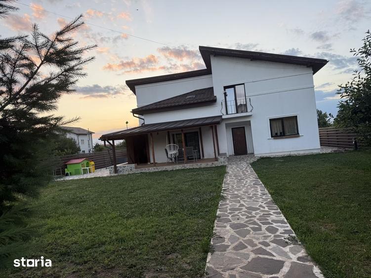 Casă cu 4 camere cu Teren 600 Mp în Central