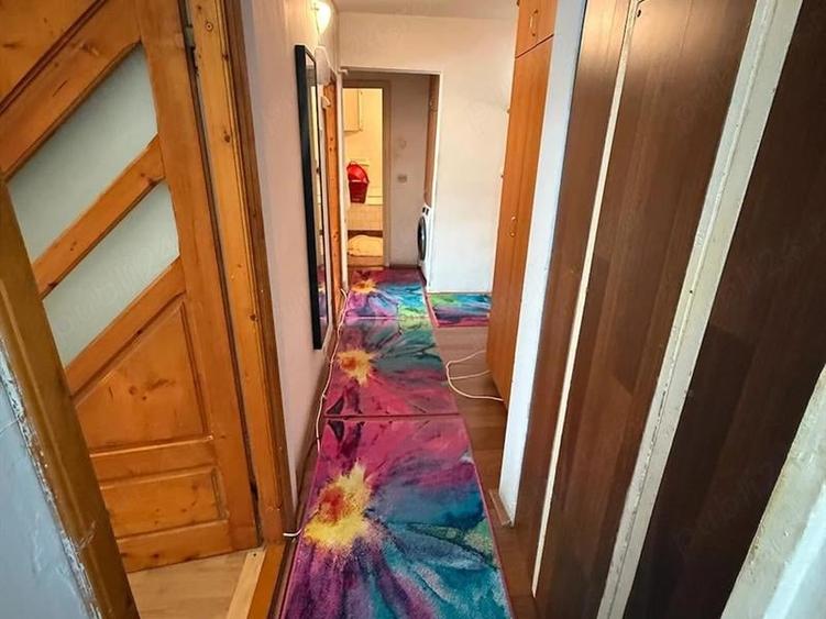 Apartament cu 4 camere decomandat în Craiovița Nouă