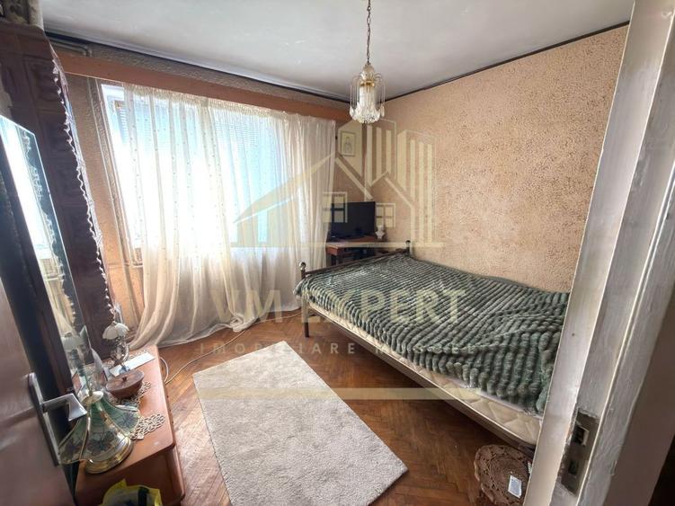 Apartament cu 3 camere semidecomandat în Central