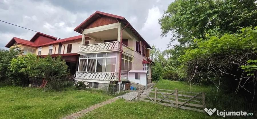 Casă cu 6 camere cu Teren 1000 Mp în Cornu