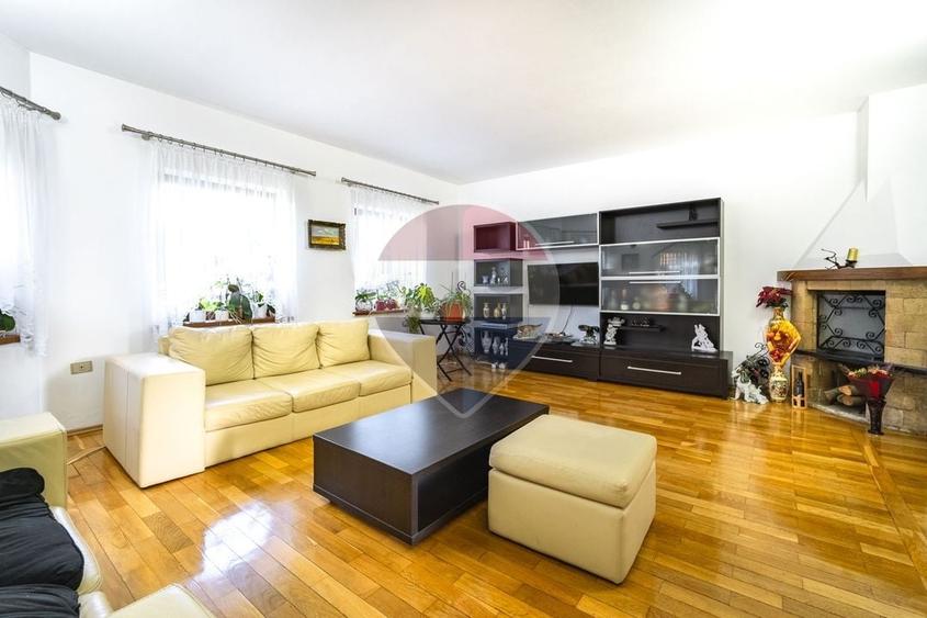 Casă individuală cu 7 camere cu Teren 1332 Mp în Cristian