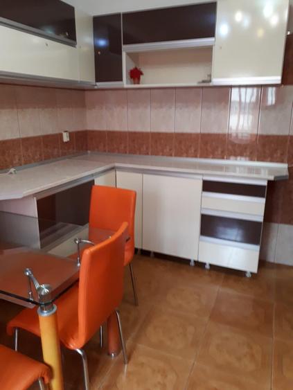 Apartament cu 3 camere semidecomandat, mobilat în Buzaului