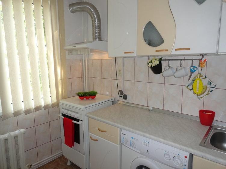 Apartament cu 2 camere semidecomandat, mobilat în Calea Galați