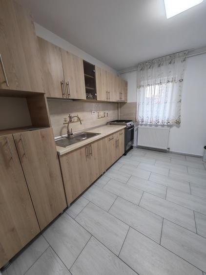 Apartament cu 3 camere semidecomandat în Tineretului