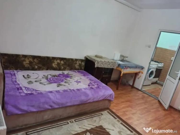 Garsonieră decomandată în Central