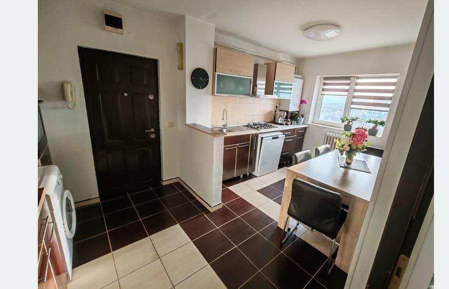 Apartament cu 3 camere semidecomandat în Sud