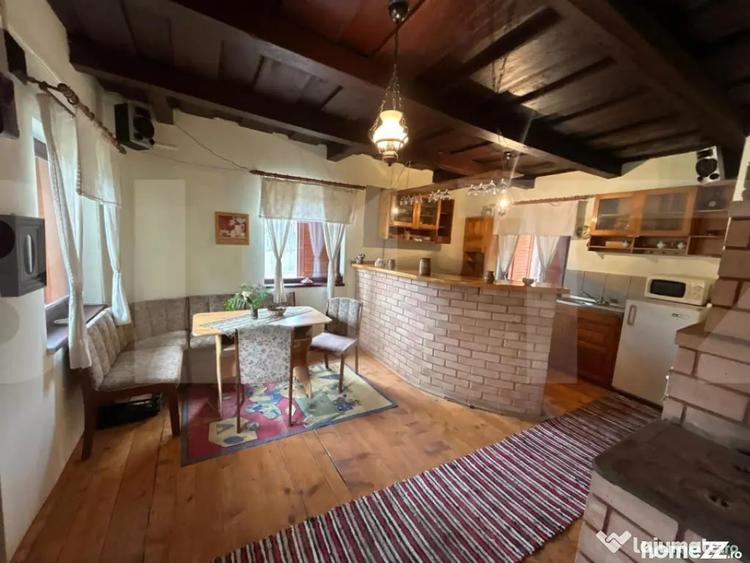 Casă cu 7 camere cu Teren 1384 Mp în Cernat