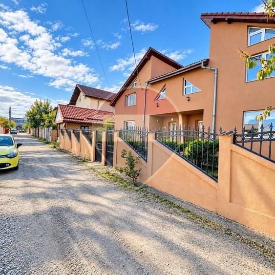 Duplex cu 8 camere cu Teren 630 Mp în Central