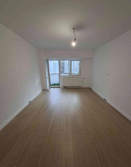 Garsonieră decomandată, 40 mp, renovată, etaj 1, 6 min metrou Apărătorii Patriei - 1