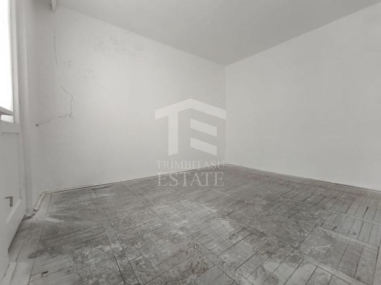 Apartament cu 3 camere semidecomandat în Central
