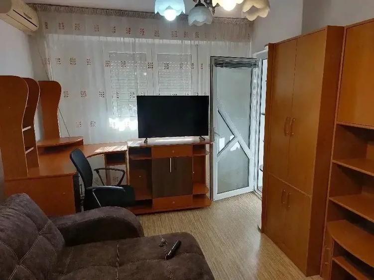 Garsonieră decomandată în Vest