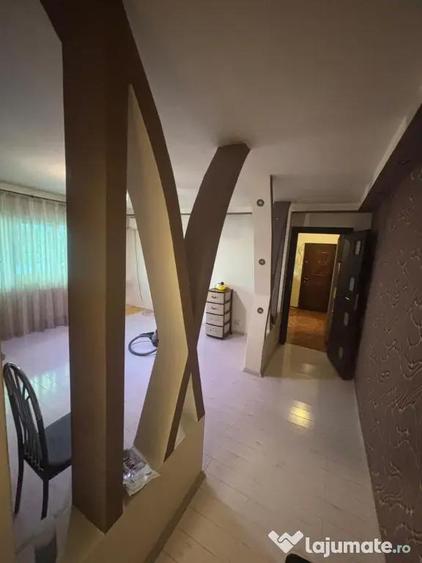 Apartament cu 3 camere semidecomandat în Drumul Taberei
