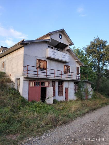 Casă cu 4 camere în Dărmănești