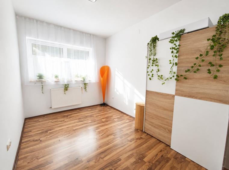 Apartament cu 3 camere semidecomandat, mobilat în Florești