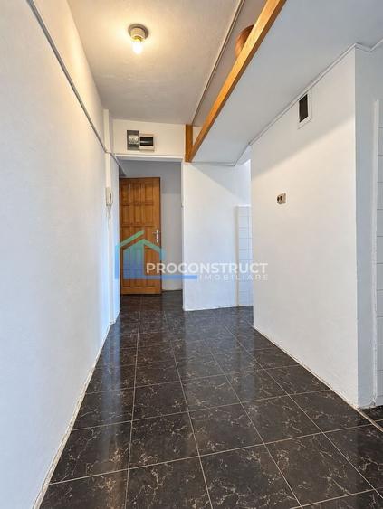 Apartament cu 3 camere semidecomandat, mobilat în Dacia