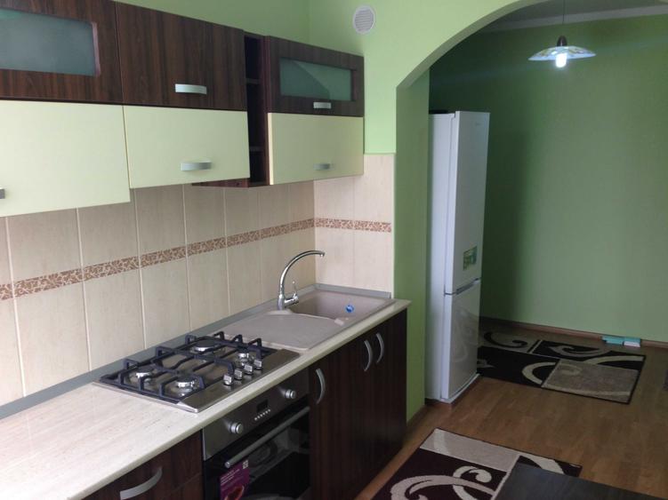 Apartament cu 3 camere decomandat în Vitrometan