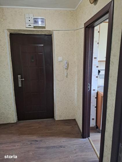 Apartament cu 3 camere semidecomandat în Tei