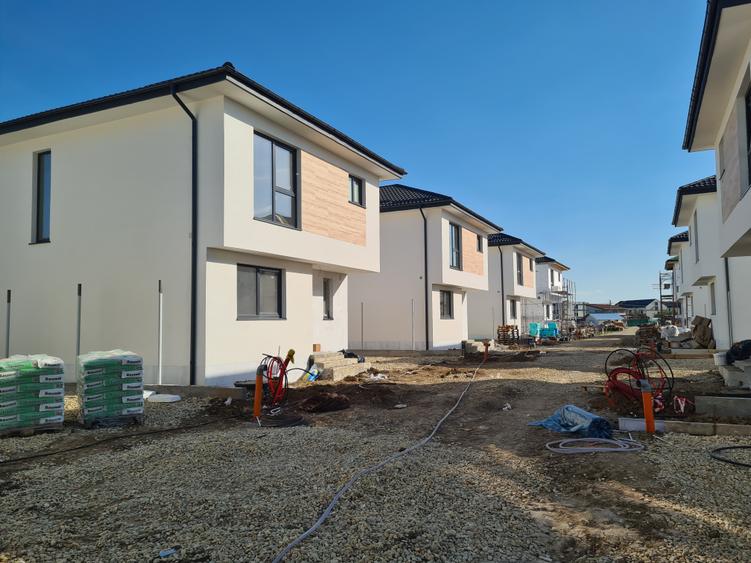 Casă individuală cu 4 camere cu Teren 240 Mp în Odăi