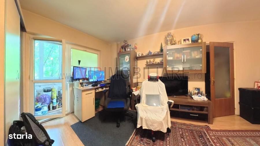 Apartament cu 4 camere semidecomandat în Văcăresti