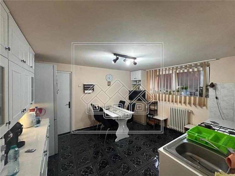 Apartament cu 2 camere decomandat în Lupeni