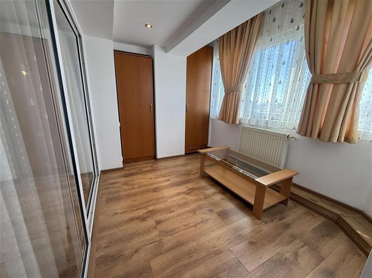 Apartament cu 3 camere decomandat în Ștefan cel Mare