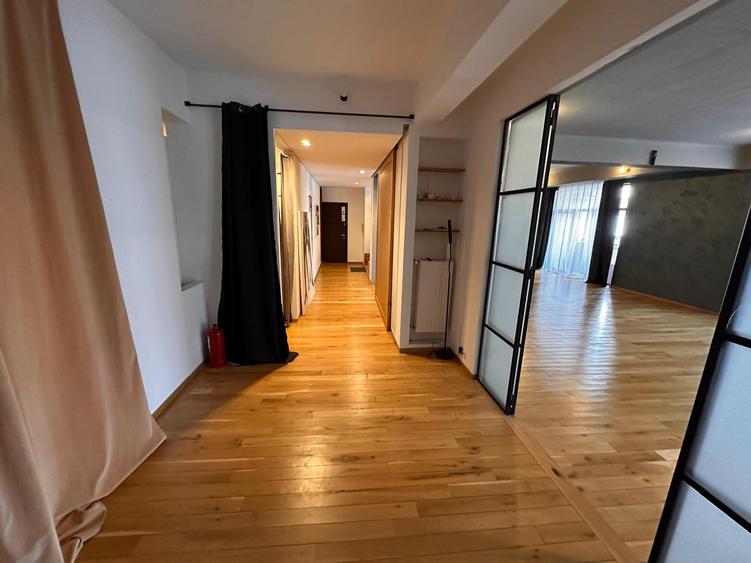 Apartament cu 4 camere semidecomandat în Dacia