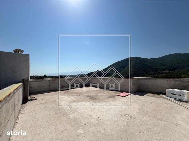 Casă cu 6 camere cu Teren 950 Mp în Valea Aurie